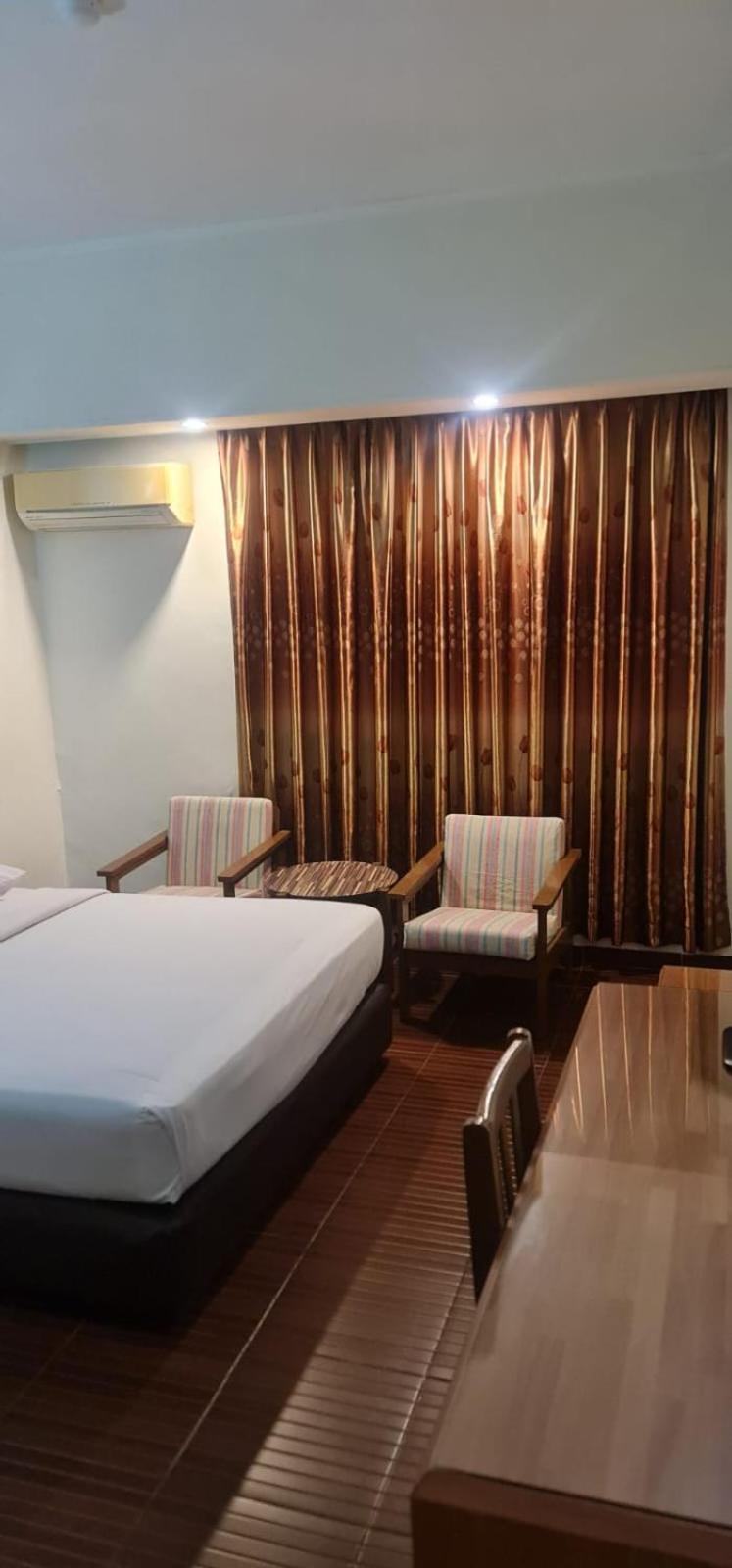 Paradise Hotel 탄중 피낭 외부 사진